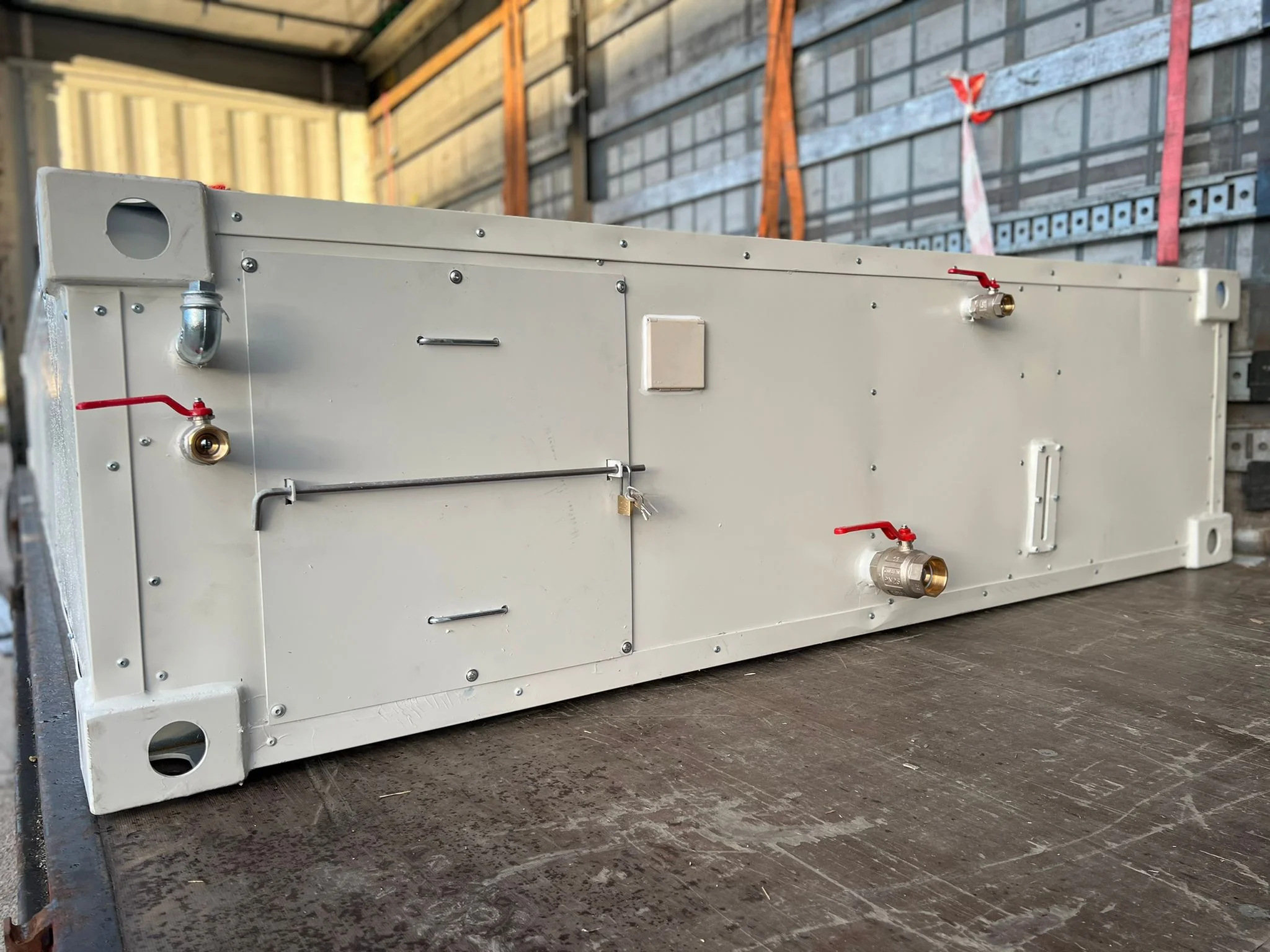 Rezervor Combi 20′ – pentru Apă Uzată și Apă de Serviciu