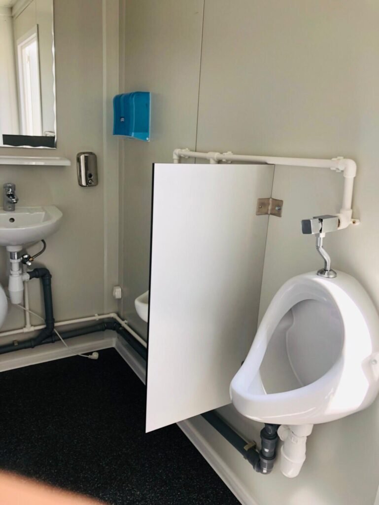 10-Fuß-Sanitärcontainer mit WC und Dusche – Foto 3