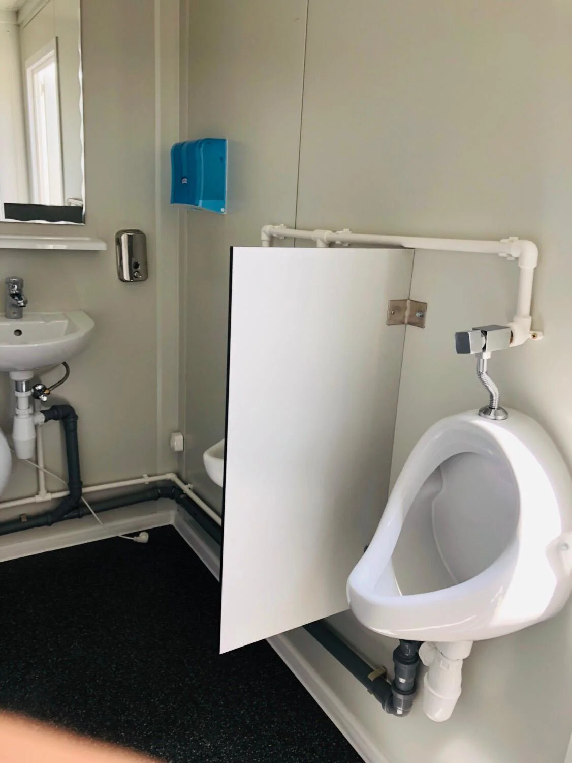 10' Sanitärcontainer mit Toilette und Duschkabine