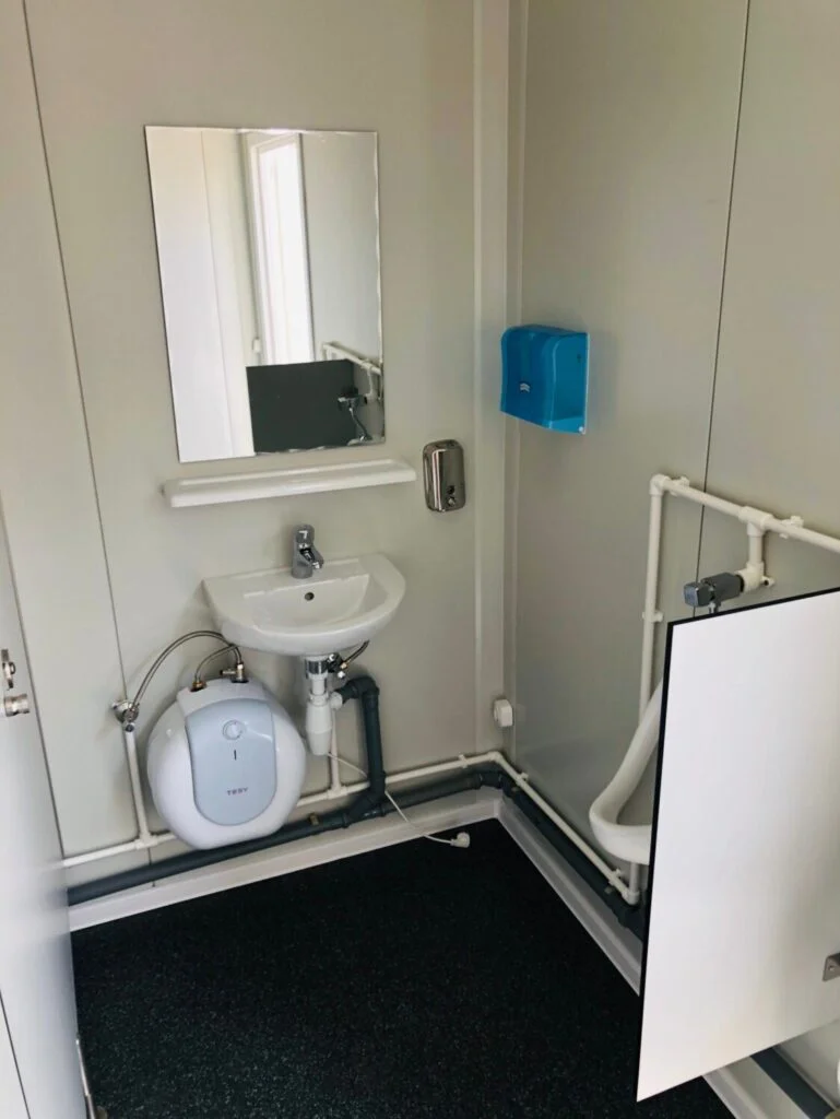 10 ft Sanitary Container with WC and Shower – Photo 4