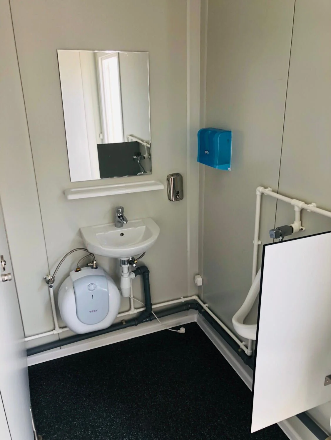 10' Sanitärcontainer mit Toilette und Duschkabine